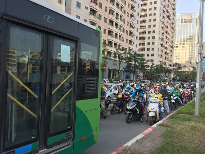 Xe máy, ôtô thản nhiên nối đuôi chiếm ‘lãnh địa” buýt nhanh BRT ảnh 7