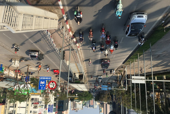Xe máy, ôtô thản nhiên nối đuôi chiếm ‘lãnh địa” buýt nhanh BRT ảnh 2
