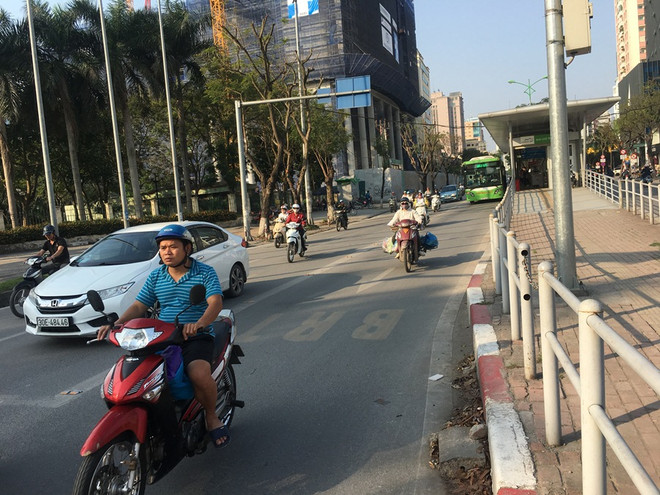 Xe máy, ôtô thản nhiên nối đuôi chiếm ‘lãnh địa” buýt nhanh BRT ảnh 3