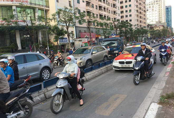 Xe máy, ôtô thản nhiên nối đuôi chiếm ‘lãnh địa” buýt nhanh BRT ảnh 5