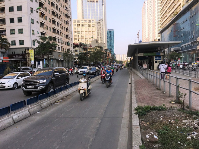 Xe máy, ôtô thản nhiên nối đuôi chiếm ‘lãnh địa” buýt nhanh BRT ảnh 8