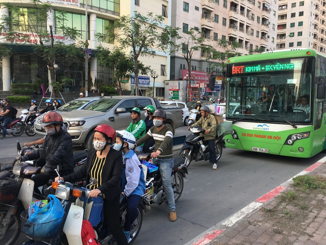 Xe máy, ôtô thản nhiên nối đuôi chiếm ‘lãnh địa” buýt nhanh BRT ảnh 4