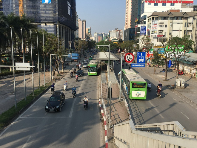 Xe máy, ôtô thản nhiên nối đuôi chiếm ‘lãnh địa” buýt nhanh BRT ảnh 9