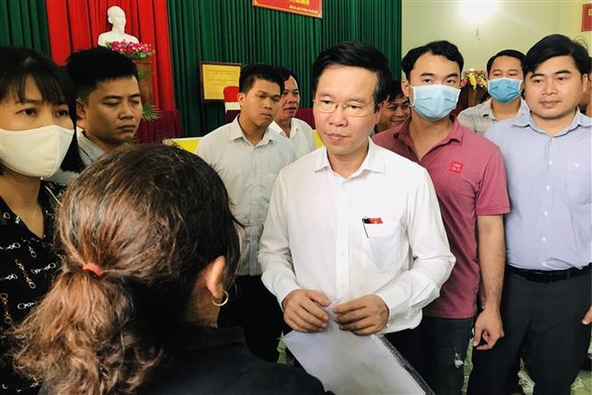 Trưởng ban Tuyên giáo Trung ương Võ Văn Thưởng trao đổi với người dân huyện Long Thành về các vấn đề người dân kiến nghị. (Ảnh: Lê Xuân/TTXVN) Trưởng ban Tuyên giáo TW Võ Văn Thưởng tiếp xúc cử tri tại Đồng Nai ảnh 1