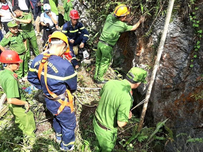 Hà Giang: Đưa thi thể nạn nhân rơi xuống hang sâu gần 150m lên mặt đất ảnh 1