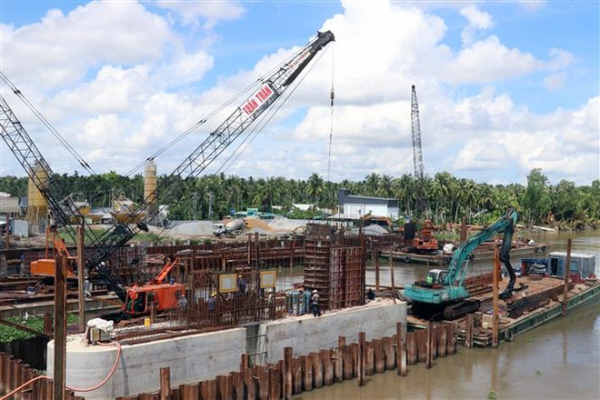 Thi công xây dựng cống thủy lợi Cái Bé, xã Bình An huyện Châu Thành (Kiên Giang). (Ảnh: Lê Huy Hải/TTXVN) Ủy ban Thường vụ Quốc hội thảo luận các báo cáo kinh tế, ngân sách ảnh 1