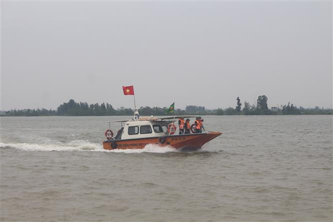Lực lượng đồn biên phòng Sầm Sơn (Thanh Hóa) tuyên truyền, thông báo cho các phương tiện tàu thuyền đang hoạt động trên biển khẩn trương vào nơi tránh, tú bão an toàn. (Ảnh: Khiếu Tư/TTXVN) Các địa phương triển khai nhiều biện pháp ứng phó với bão số 7 ảnh 2