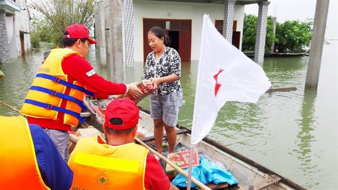 Thăm hỏi, tặng quà hỗ trợ người dân bị ảnh hưởng bởi mưa lũ ảnh 1