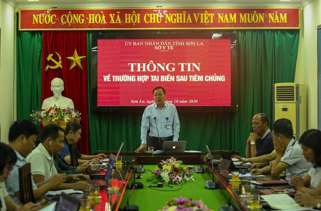 Quang cảnh buổi thông tin về trường hợp tai biến sau tiêm chủng vắcxin. (Ảnh: Hữu Quyết/TTXVN) Sơn La: Tạm dừng sử dụng lô vắcxin liên quan đến vụ trẻ tử vong ảnh 1