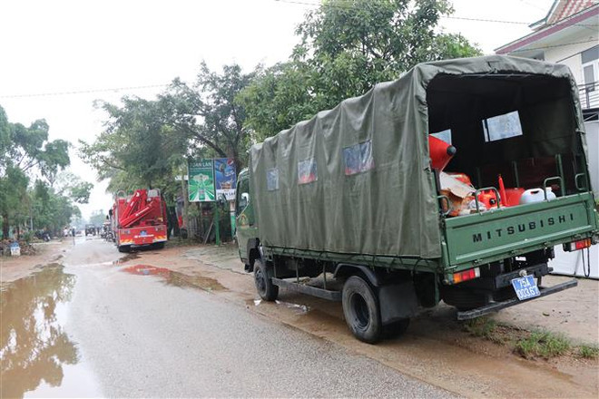 Lực lượng chức năng trên đường vào khu vực sạt lở của Thủy điện Rào Trăng 3. (Ảnh: Đỗ Văn Trưởng/TTXVN) Huy động máy móc từ cao tốc Bắc-Nam ứng cứu sự cố Rào Trăng 3 ảnh 1