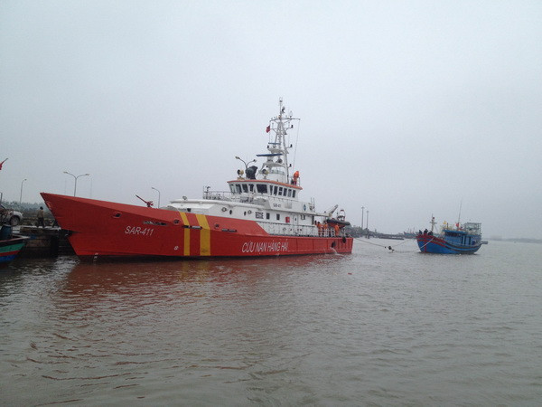 Kịp thời cứu 7 người cùng tàu chở hàng gặp nạn trên biển ảnh 1