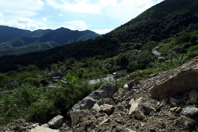 Nổ mìn phá đá và hiểm nguy rình rập ở đèo Tằng Quái-Mường Ẳng ảnh 3