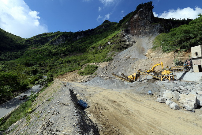 Nổ mìn phá đá và hiểm nguy rình rập ở đèo Tằng Quái-Mường Ẳng ảnh 2
