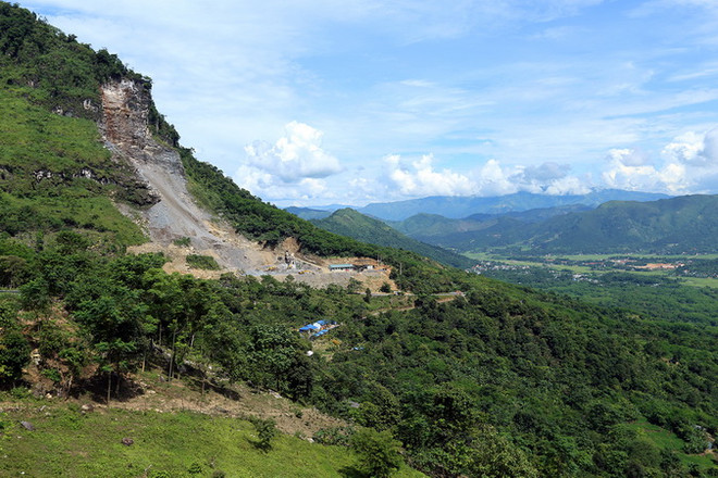 Nổ mìn phá đá và hiểm nguy rình rập ở đèo Tằng Quái-Mường Ẳng ảnh 1