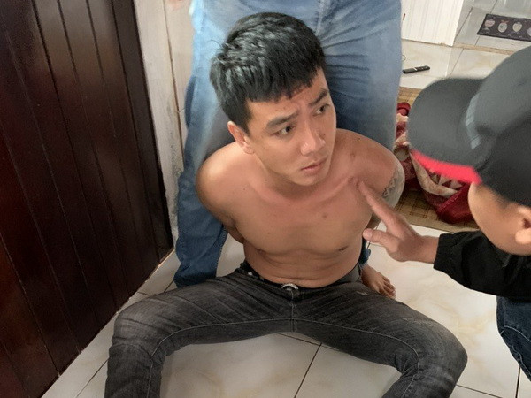 Đối tượng Đ.T.Q. 27 tuổi bị tạm giữ để điều tra vụ nổ súng khiến 2 người bị thương. (Ảnh: TTXVN phát) Quảng Ngãi: Rút súng bắn vào quán càphê khiến 2 người bị thương ảnh 1