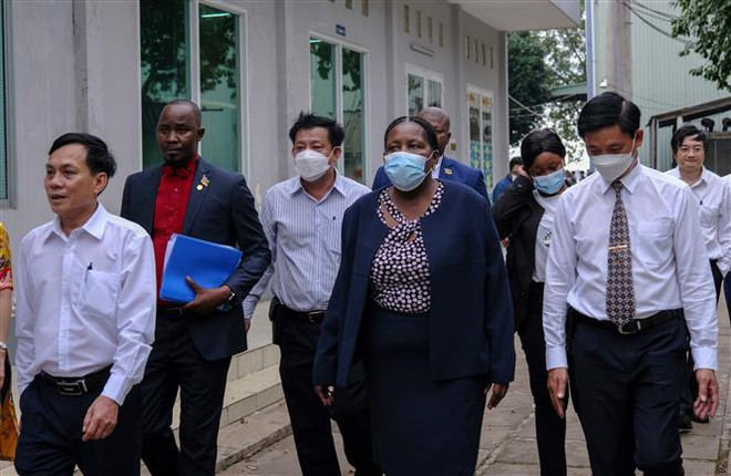 Chủ tịch Quốc hội Cộng hòa Mozambique Esperance Laurinda Fancisco Nhiuane Bias tham quan vùng nuôi cá tra xuất khẩu của của Công ty TNHH Công nghiệp Thủy sản Miền Nam ở Cồn Sơn, thành phố Cần Thơ. (Ảnh: Thanh Liêm/TTXVN) Cần Thơ mong muốn phát triển quan hệ với các đối tác Mozambique ảnh 2
