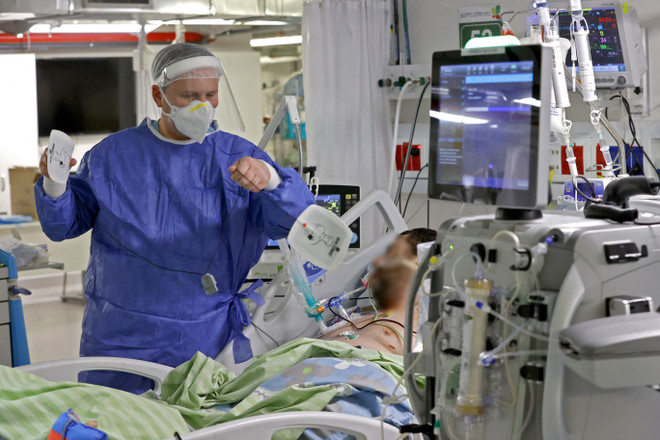 Nhân viên y tế điều trị cho bệnh nhân COVID-19 tại bệnh viện ở Petah Tikva, Israel. (Ảnh: AFP/TTXVN) Mắc COVID-19 có thể tạo miễn dịch như tiêm vaccine công nghệ mRNA ảnh 1