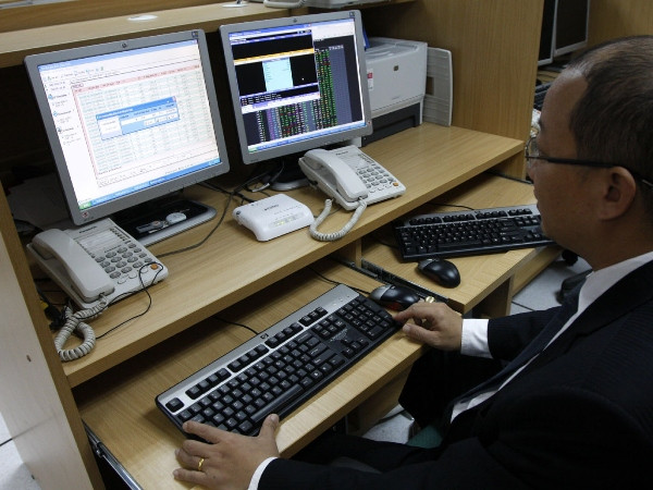 Áp lực bán gia tăng, hai sàn niêm yết đóng cửa trái chiều ảnh 1