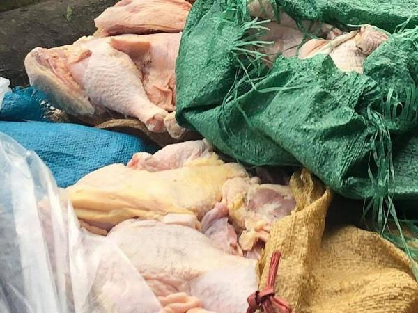 Hà Nội: Phát hiện 35kg thịt gà bốc mùi tại trường tiểu học Chu Văn An ảnh 1