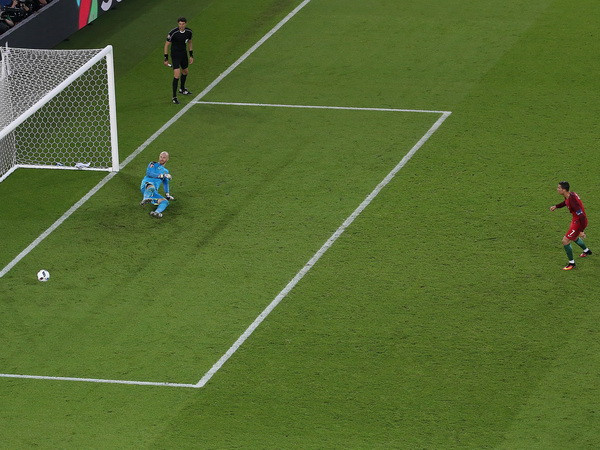 Cầu thủ Bồ Đào Nha Cristiano Ronaldo (phải) bỏ lỡ cơ hội mở tỷ số từ cú sút phạt penalty trong hiệp đấu thứ hai. (Nguồn: EPA/TTXVN) Bao giờ Ronaldo mới là thủ lĩnh thực sự của Bồ Đào Nha? ảnh 1