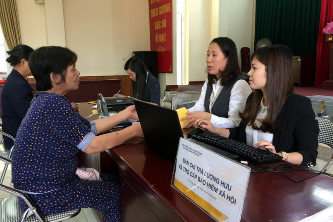 Thay vì đợi cả buổi như mọi khi, người dân phường Mỹ Đình 2 chỉ mất khoảng 30 phút chờ đợi để lấy lương. (Ảnh: T.H/Vietnam+) Trả lương hưu qua bưu điện: Tạo niềm vui từ những việc làm nhỏ ảnh 1