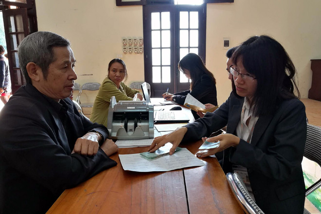 Nhiều người dân tỏ ra hài lòng với cách trả lương hưu qua ngành bưu điện. (Ảnh: T.H/Vietnam+) Trả lương hưu qua bưu điện: Tạo niềm vui từ những việc làm nhỏ ảnh 3