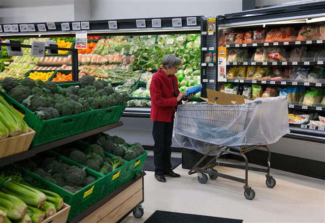Khách hàng mua sắm tại một siêu thị ở Auckland, New Zealand, ngày 5/10. (Ảnh: THX/TTXVN) WTO: Tăng trưởng thương mại toàn cầu có thể chậm lại thời gian tới ảnh 1
