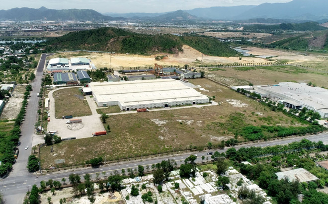 Công ty TNHH Cáp điện Việt Á thuê khu đất diện tích hơn 10.000m2 tại khu công nghiệp Liên Chiểu từ năm 2009, nhưng không triển khai dự án đã đăng ký mà xây nhà xưởng để cho thuê trái phép. (Ảnh: TTXVN phát) Ngang nhiên 'xí phần' đất công nghiệp để cho thuê trái phép ảnh 2
