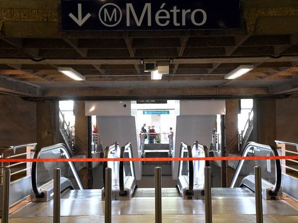 Hàng trăm người phải sơ tán trong bóng tối khỏi ga tàu điện ngầm Paris ảnh 1