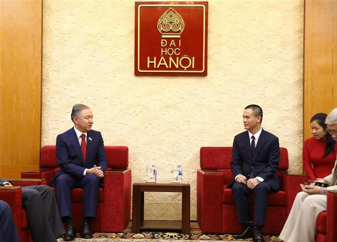 Phó giáo sư, tiến sỹ Nguyễn Văn Trào, Hiệu trưởng Trường Đại học Hà Nội và Chủ tịch Hạ viện Cộng hòa Kazakhstan Nurlan Nigmatulin. (Ảnh: Văn Điệp/TTXVN) Chủ tịch Hạ viện Kazakhstan giao lưu tại Đại học Hà Nội ảnh 1