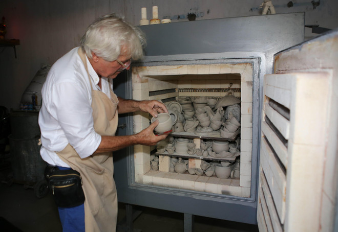 Nghệ nhân Pháp truyền dạy nghề làm gốm Raku cho trẻ khuyết tật ảnh 1