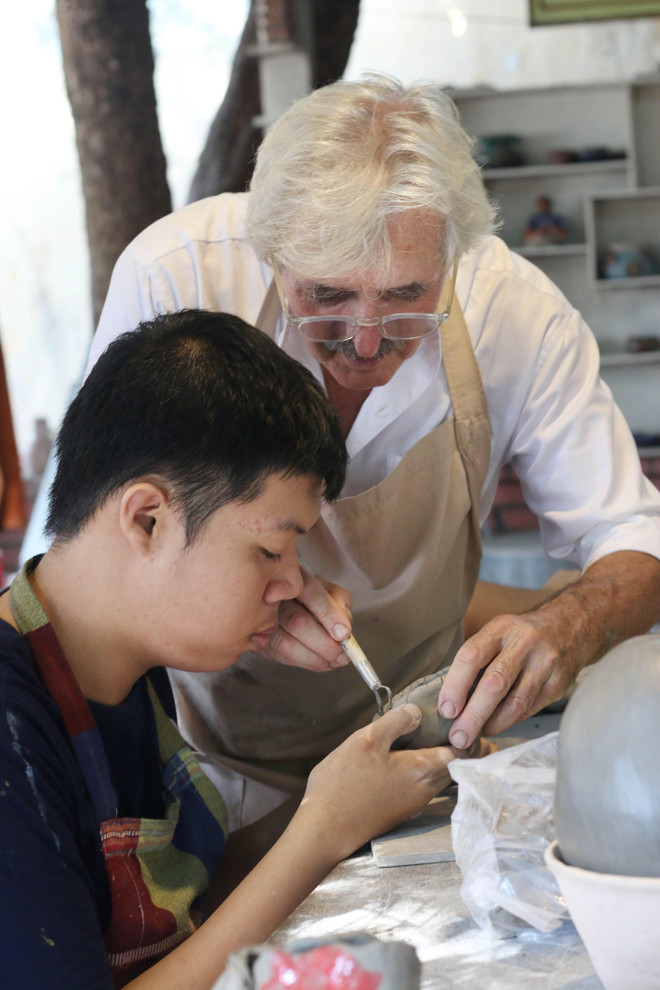 Nghệ nhân Pháp truyền dạy nghề làm gốm Raku cho trẻ khuyết tật ảnh 4