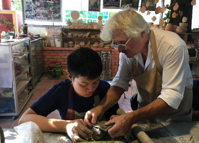 Nghệ nhân Pháp truyền dạy nghề làm gốm Raku cho trẻ khuyết tật ảnh 3