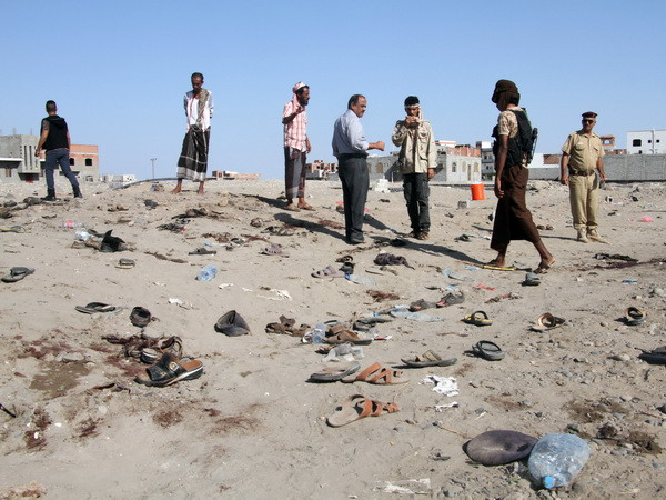 Hiện trường một vụ đánh bom liều chết tại Yemen. (Nguồn: AFP/TTXVN) HRW: Liên quân Arab sử dụng bom chùm tấn công tại Yemen ảnh 1