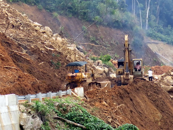 Kon Tum: Sạt lở làm tê liệt tuyến đường Trường Sơn Đông ảnh 1