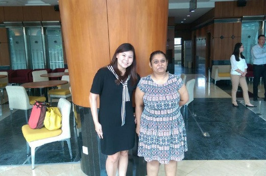 Một phóng viên bị cấm vào tòa nhà hành chính vì... mặc váy ngắn ảnh 1