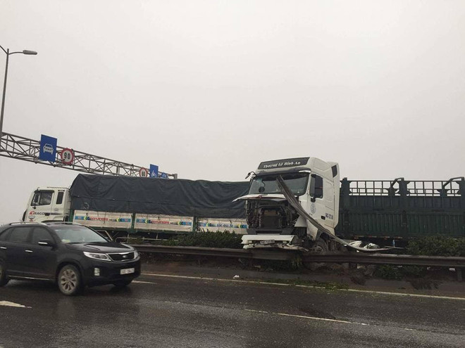 3 xe tải gây tai nạn liên hoàn dưới chân cầu Thanh Trì ảnh 2