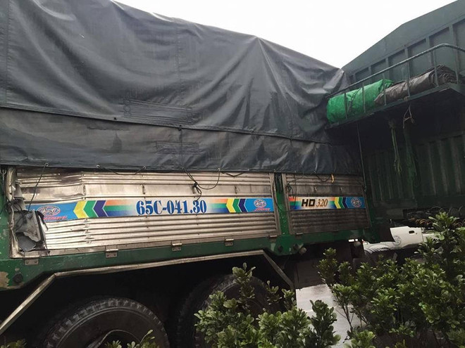 3 xe tải gây tai nạn liên hoàn dưới chân cầu Thanh Trì ảnh 3