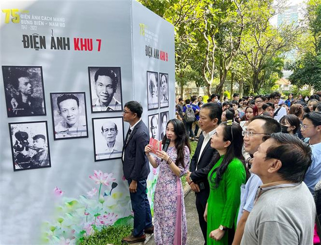 Triển lãm giới thiệu đến công chúng 140 hình ảnh tư liệu về điện ảnh cách mạng Bưng biền-Nam Bộ giai đoạn 1947-1952. (Ảnh: Thu Hương/TTXVN) Triển lãm tư liệu quý về “75 năm Điện ảnh cách mạng Bưng biền-Nam Bộ” ảnh 1