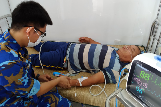 Quân y đảo Sinh Tồn thăm khám sức khỏe cho bệnh nhân. (Nguồn: baokhanhhoa.vn) Bệnh xá đảo Sinh Tồn cấp cứu kịp thời một ngư dân bị đột quỵ não ảnh 1