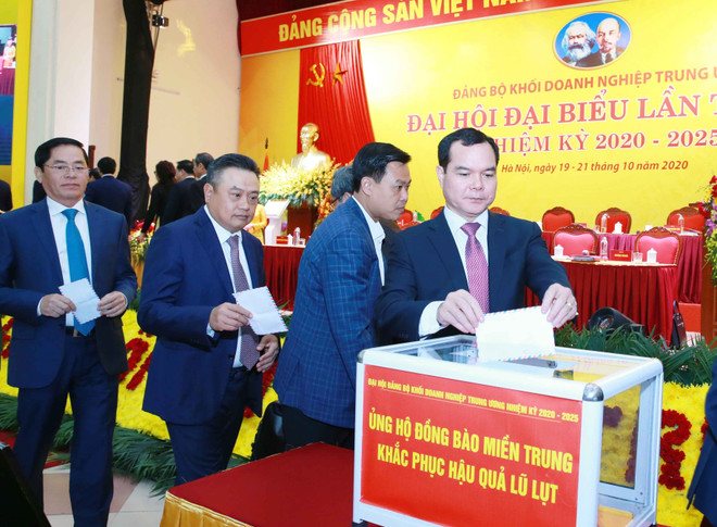 Đại biểu dự Đại hội ủng hộ đồng bào miền Trung khắc phục hậu quả thiên tai. (Ảnh: Phương Hoa/TTXVN) Khai mạc Đại hội đại biểu Đảng bộ Khối Doanh nghiệp Trung ương lần III ảnh 3
