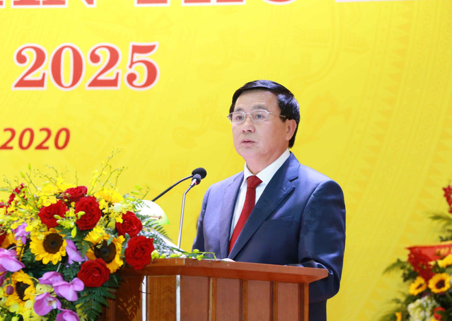 Ông Nguyễn Xuân Thắng, Bí thư Trung ương Đảng, Chủ tịch Hội đồng Lý luận Trung ương, Giám đốc Học viện Chính trị Quốc gia Hồ Chí Minh phát biểu chỉ đạo Đại hội. (Ảnh: Phương Hoa/TTXVN) Khai mạc Đại hội đại biểu Đảng bộ Khối Doanh nghiệp Trung ương lần III ảnh 1