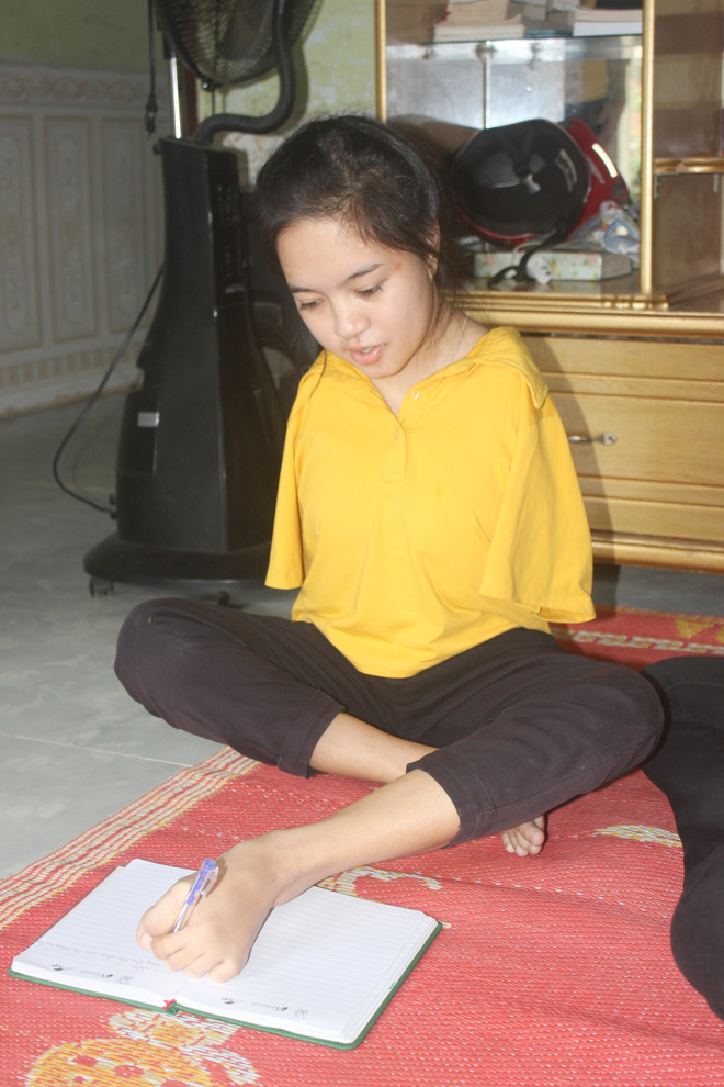 Y Julie - Cô gái khuyết tật 2 tay bẩm sinh bước chân vào đại học ảnh 2