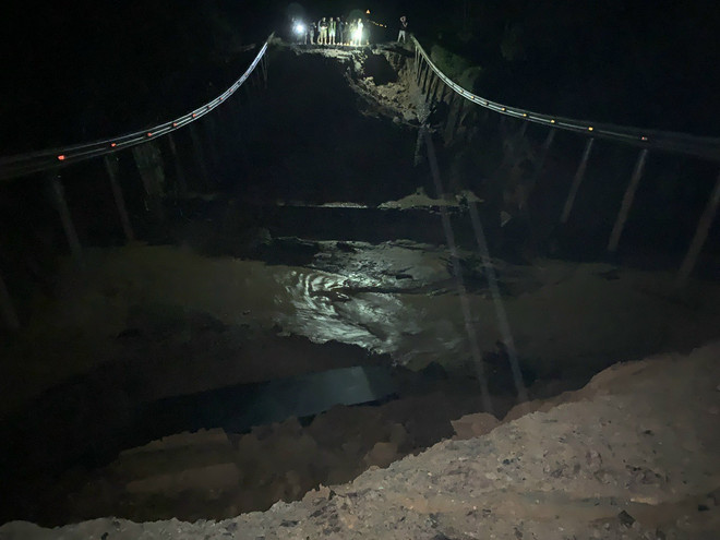 Quốc lộ 26 đoạn qua Đắk Lắk sụt lún nghiêm trọng, giao thông tê liệt ảnh 1