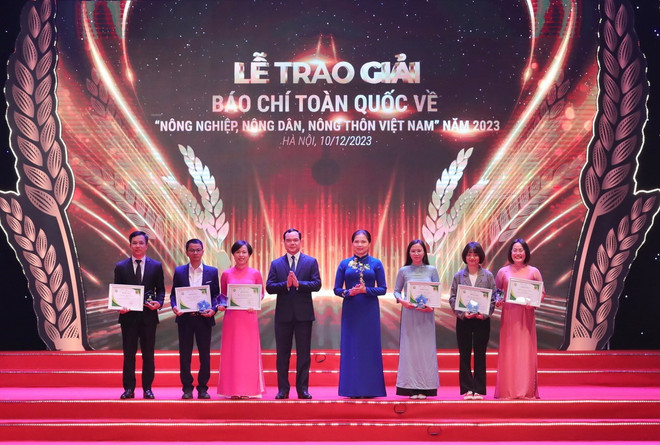 trao giai bao chi ve nong nghiep2.jpg