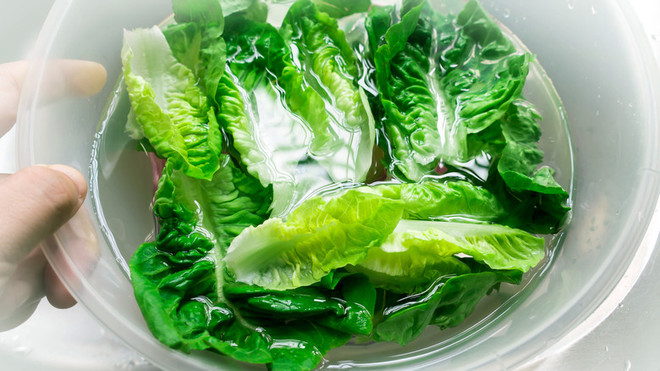 (Nguồn: Shutterstock) soaking-in-hot-water-1672778729.jpg