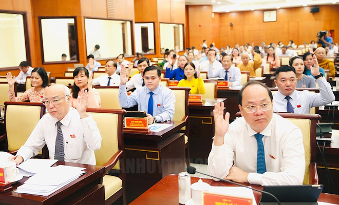 Ông Nguyễn Hồ Hải, Phó Bí thư Thường trực Thành ủy TPHCM (hàng đầu, bên phải) cùng các đại biểu Hội đồng Nhân dân TP đã biểu quyết thông qua Nghị quyết tại kỳ họp. (Nguồn: Đảng bộ Thành phố Hồ Chí Minh) tphcm dau tu cong3.jpg