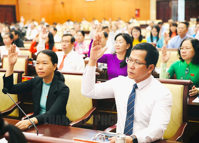 Các đại biểu biểu quyết thông qua Nghị quyết điều chỉnh dự toán chi thường xuyên năm 2024. (Nguồn: Đảng bộ Thành phố Hồ Chí Minh) tphcm dau tu cong2.jpg