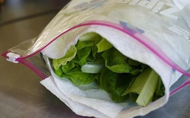 (Nguồn: food-hacks) make-soggy-wilted-lettuce-other-leafy-greens-edible-again.w1456.jpg