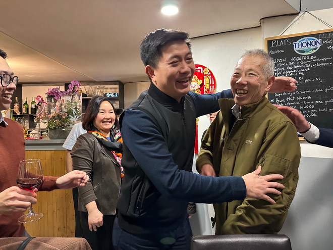 viet kieu Phap giup luu hoc sinh2.jpg